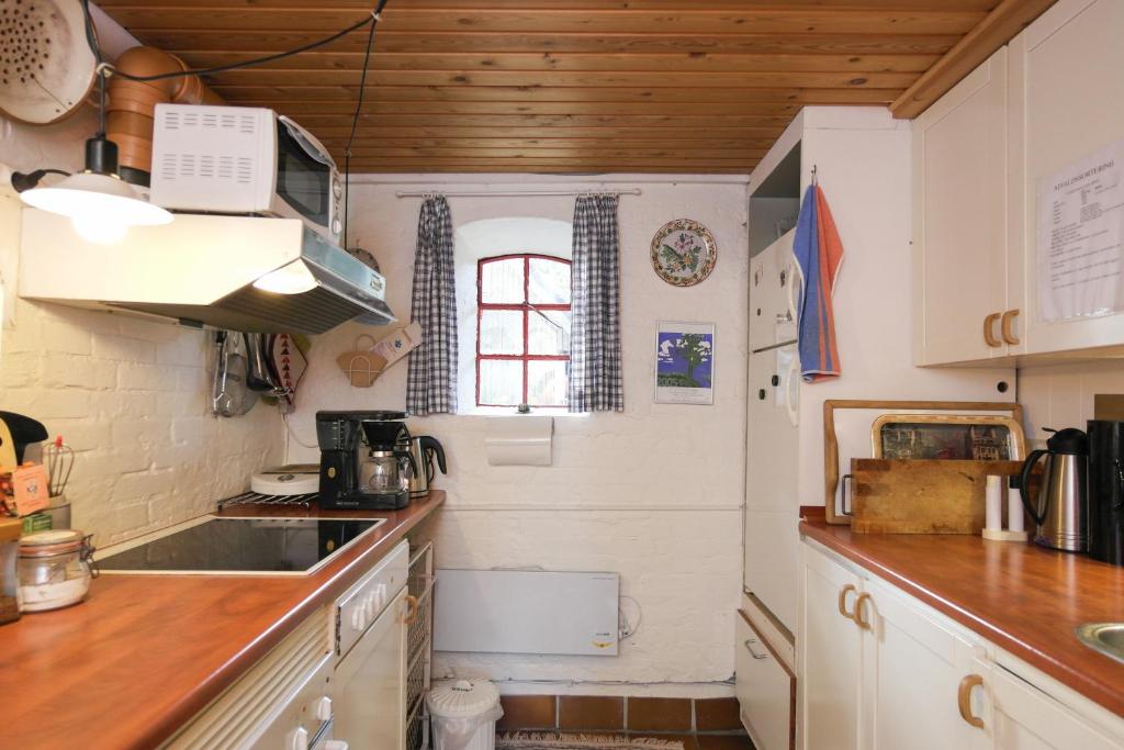 Kuchyň nebo kuchyňský kout v ubytování Naboløs Rooms