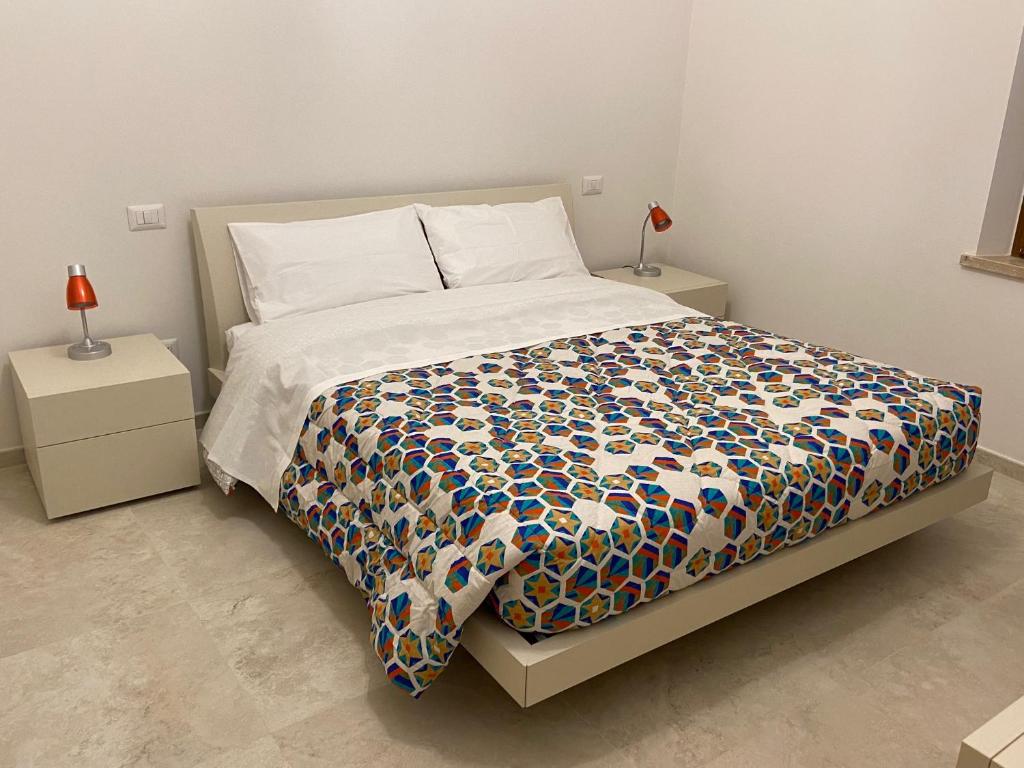 um quarto com uma cama grande e duas mesas de cabeceira em L'angolo di Costalpino em Siena
