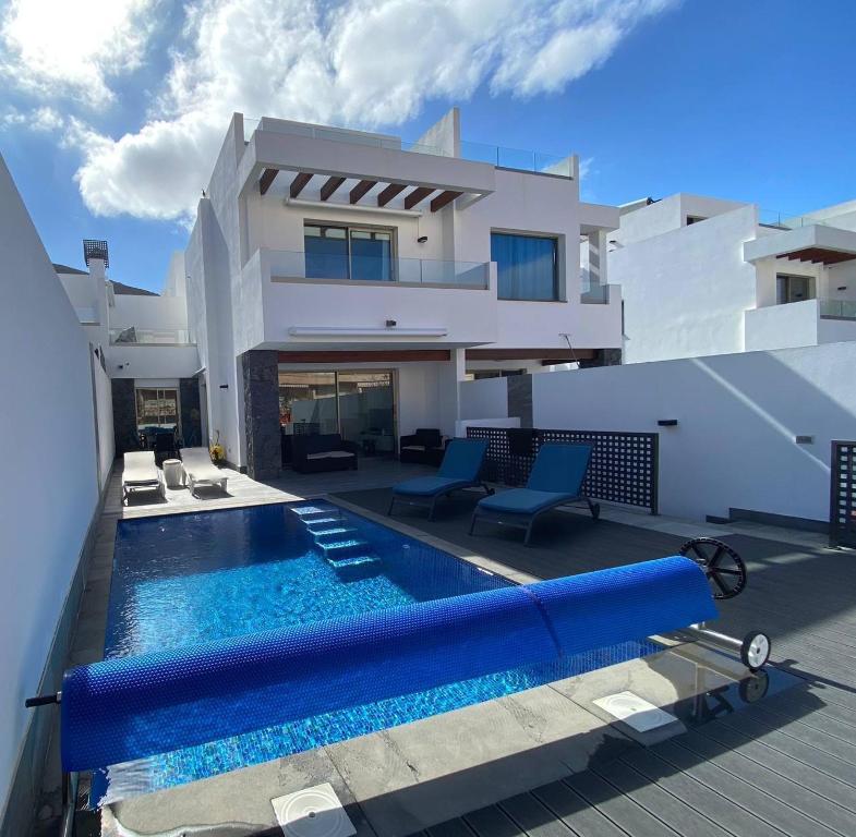 una villa con piscina di fronte a una casa di Super cool villa in Los Cristianos a Los Cristianos