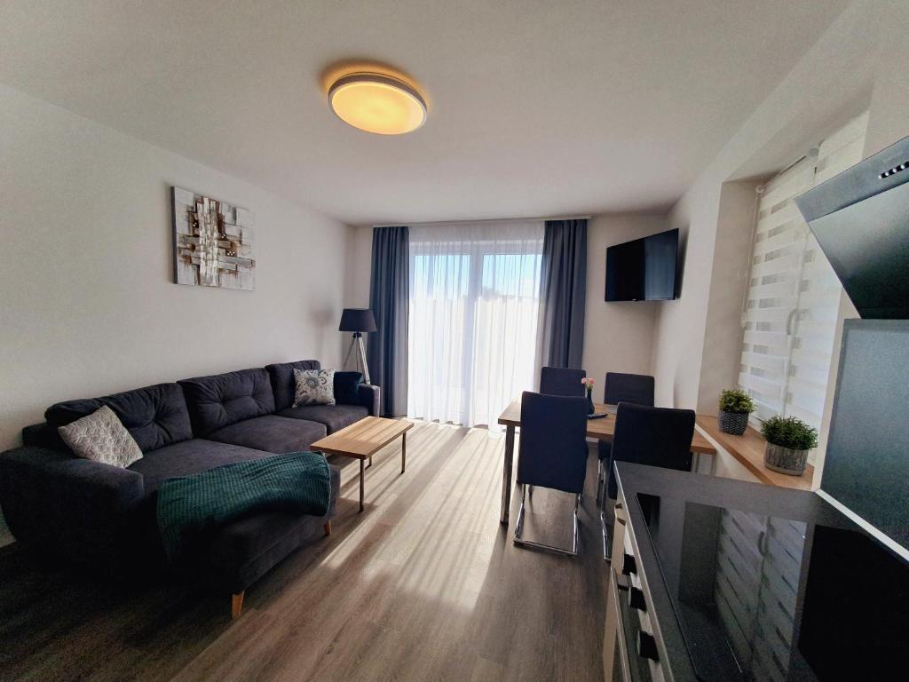 salon z kanapą i stołem w obiekcie Apartmány Sunny hill w mieście Frymburk