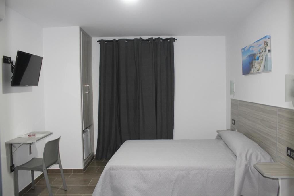 Televízia a/alebo spoločenská miestnosť v ubytovaní Hostal Maria Jose