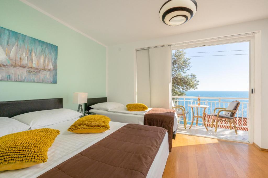 1 dormitorio con 2 camas y vistas al océano en Apartments Banje Beach, en Dubrovnik