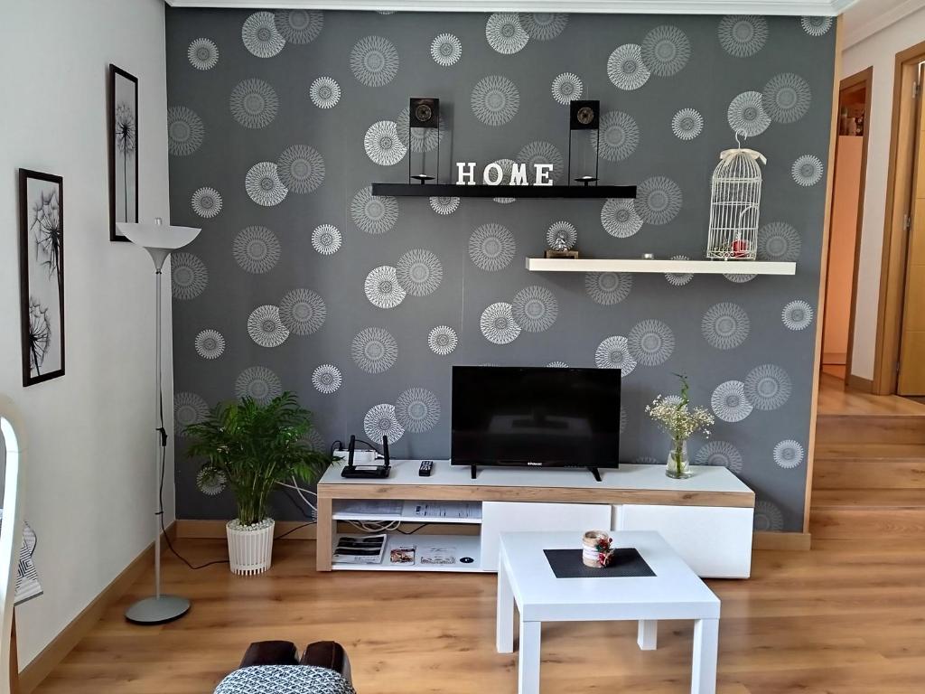 uma sala de estar com uma televisão na parede em Apartamento CASCO HISTÓRICO em Allariz