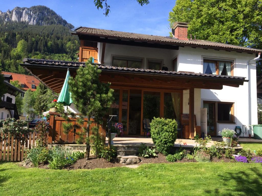 una casa en las montañas con un patio en Haus-Schneider-Sepp, en Ettal