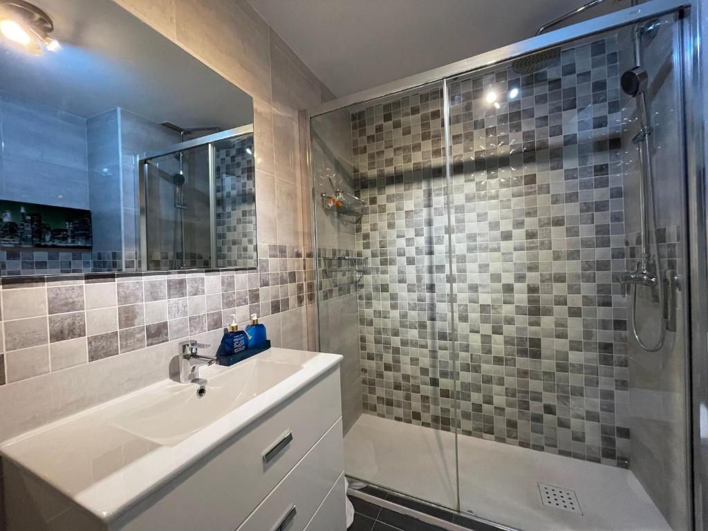 Koupelna v ubytování 2 bed Penthouse with Sea View