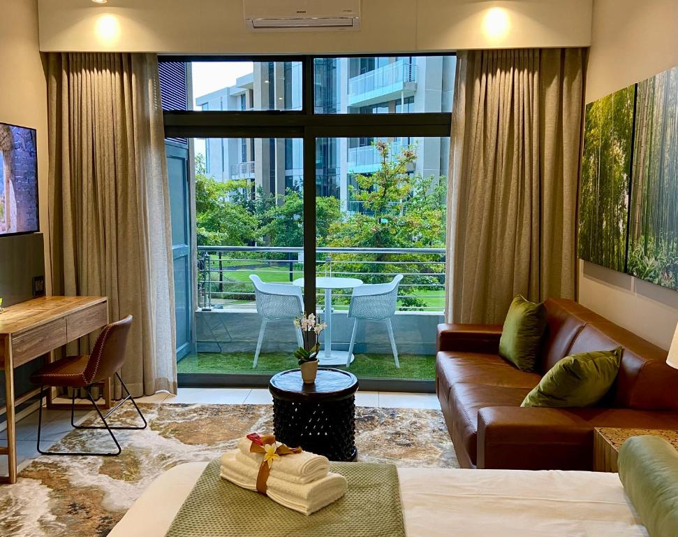 Posezení v ubytování Menlyn Maine Residences - Kyoto king size xl bed