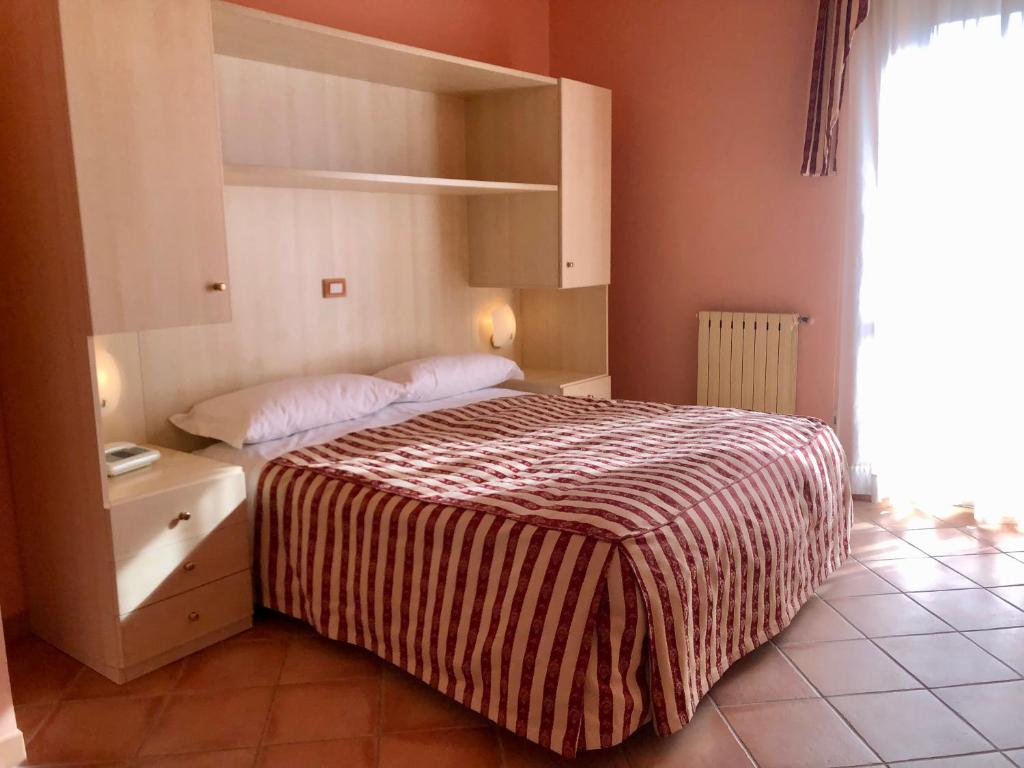 Un pat sau paturi într-o cameră la Hotel Di Rocco