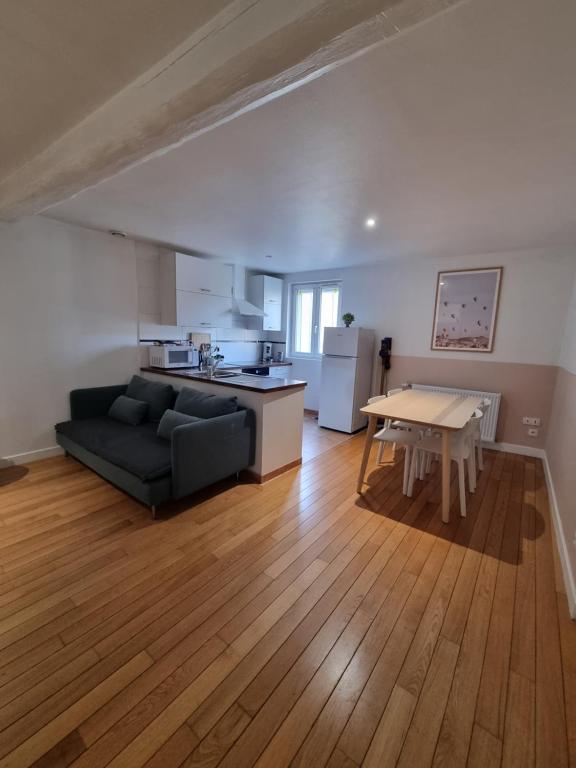 a living room with a couch and a table at Moulins F3 hyper centre de Saint Dizier in Saint-Dizier