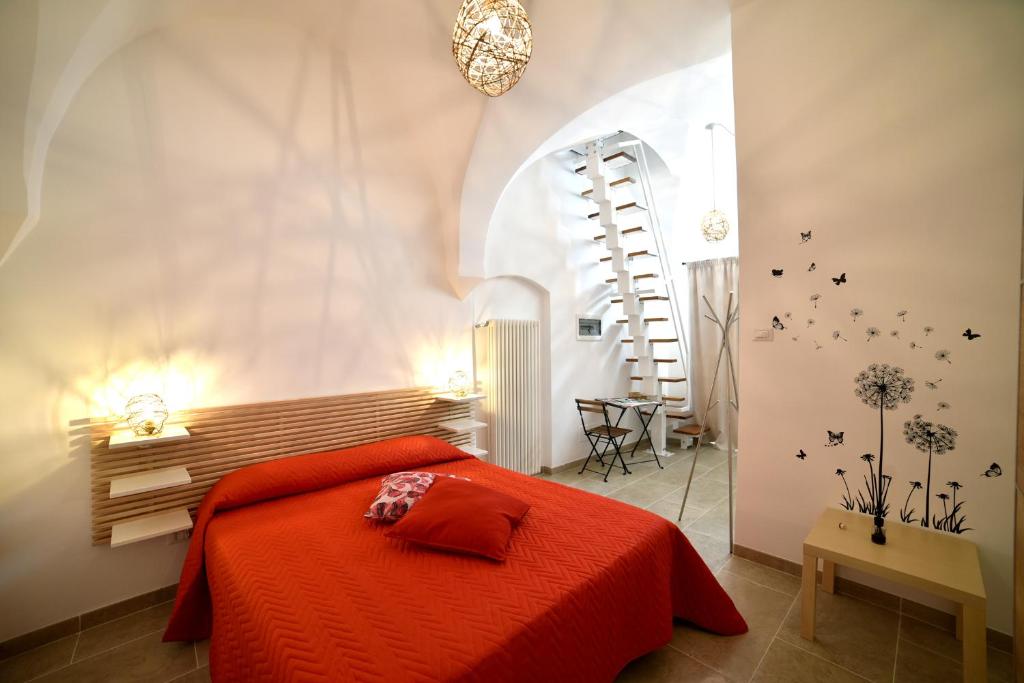 sypialnia z pomarańczowym łóżkiem w pokoju w obiekcie da Nonna Lata w mieście Martina Franca