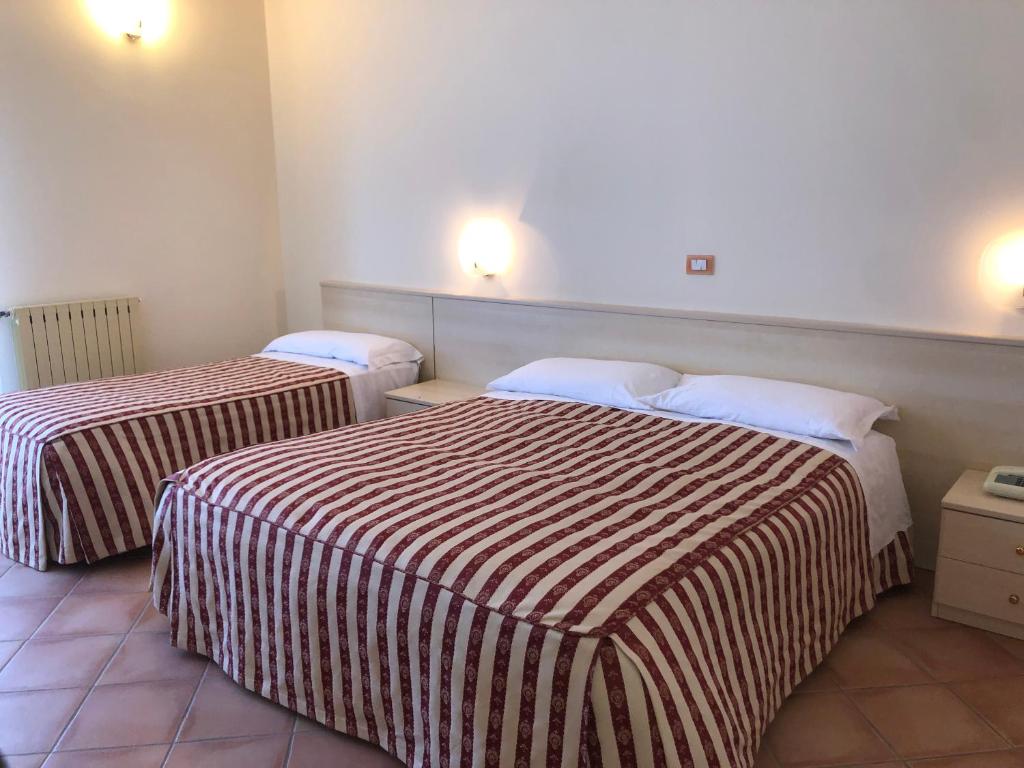 Łóżko lub łóżka w pokoju w obiekcie Hotel Di Rocco