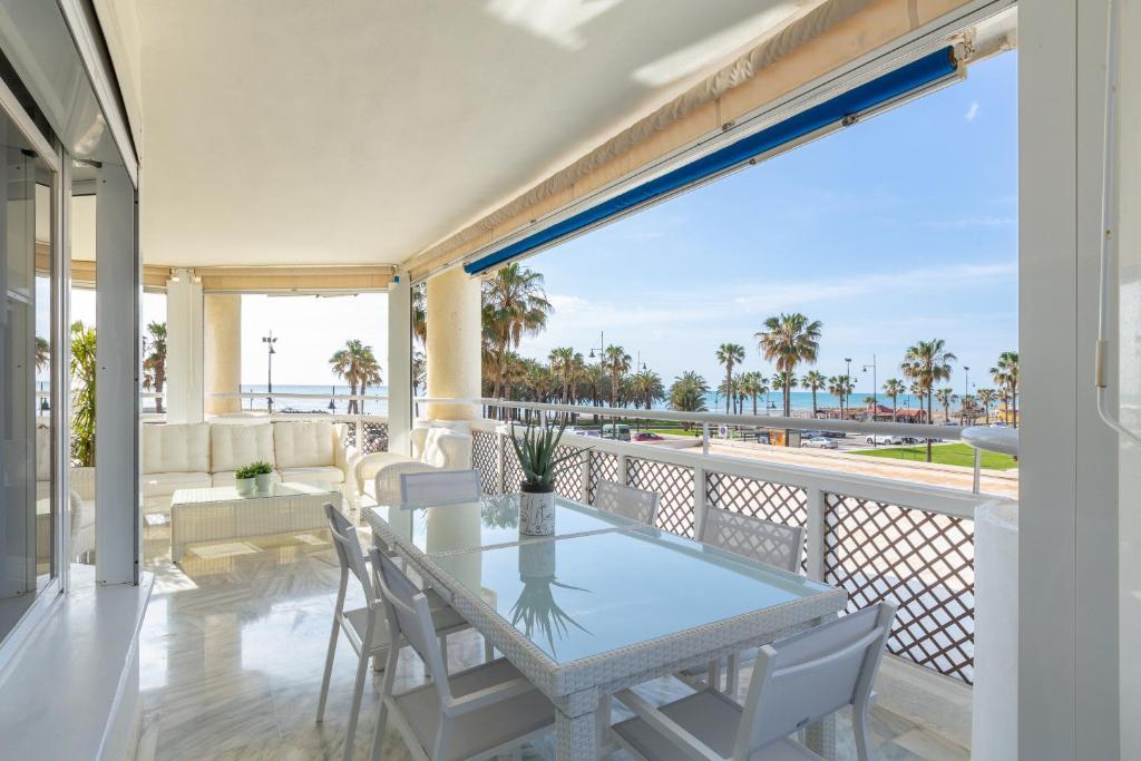 En balkon eller terrasse på Edén Costa Lago PRIMERA LÍNEA DE MAR