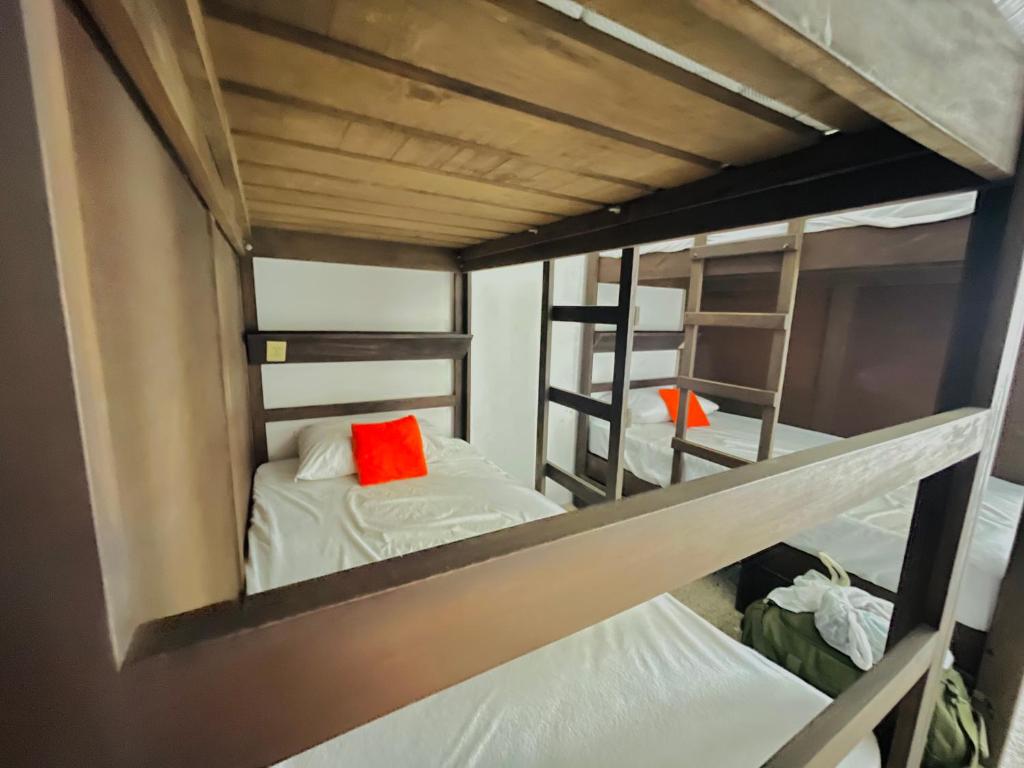 - deux lits superposés dans une chambre dans l'établissement Los Muertos Hostal, à Puerto Vallarta