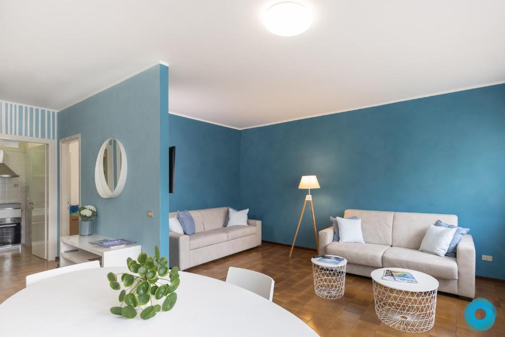 a living room with blue walls and a couch at Maji Como Lake Varenna in Varenna