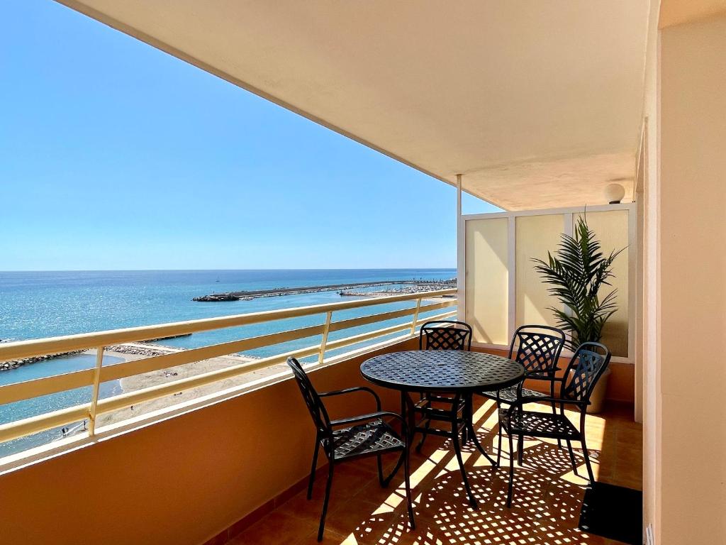 Balkón nebo terasa v ubytování BEACHFRONT Sea view 11th floor in Scandinavian style at Stella Maris by Solrentspain