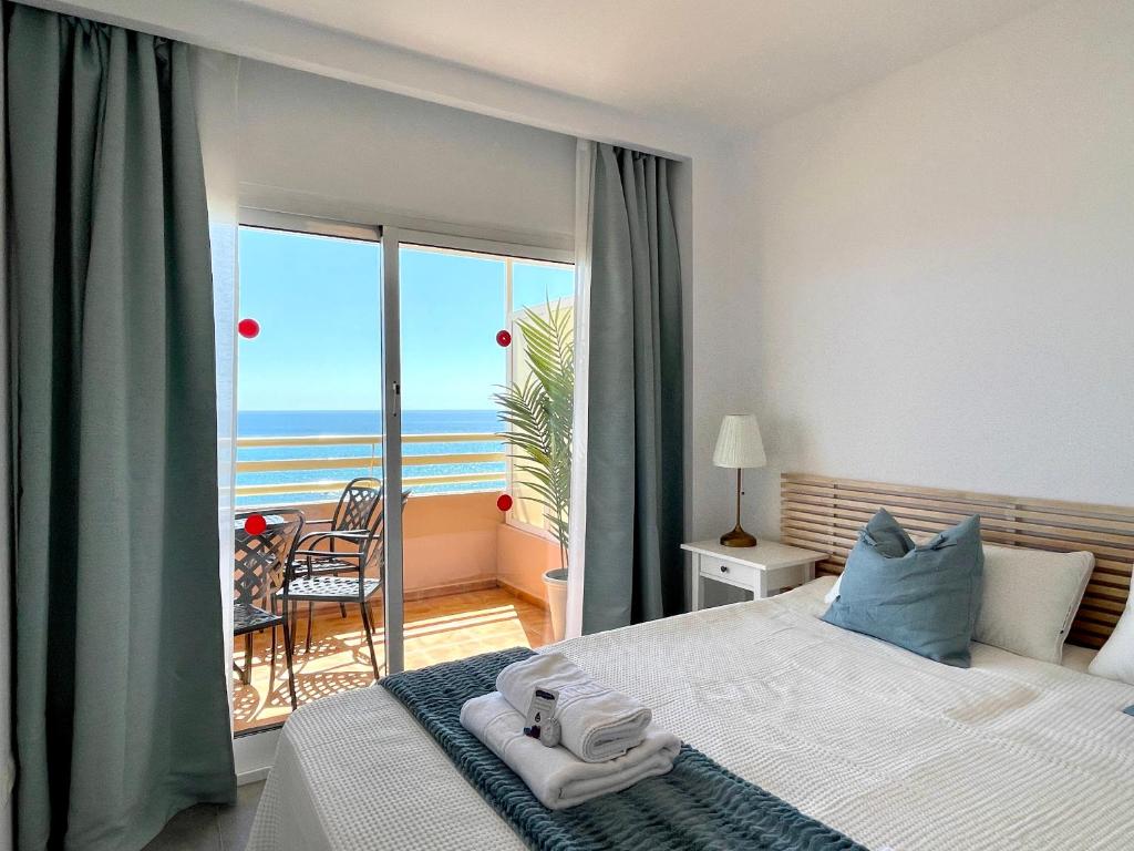 Postel nebo postele na pokoji v ubytování BEACHFRONT Sea view 11th floor in Scandinavian style at Stella Maris by Solrentspain