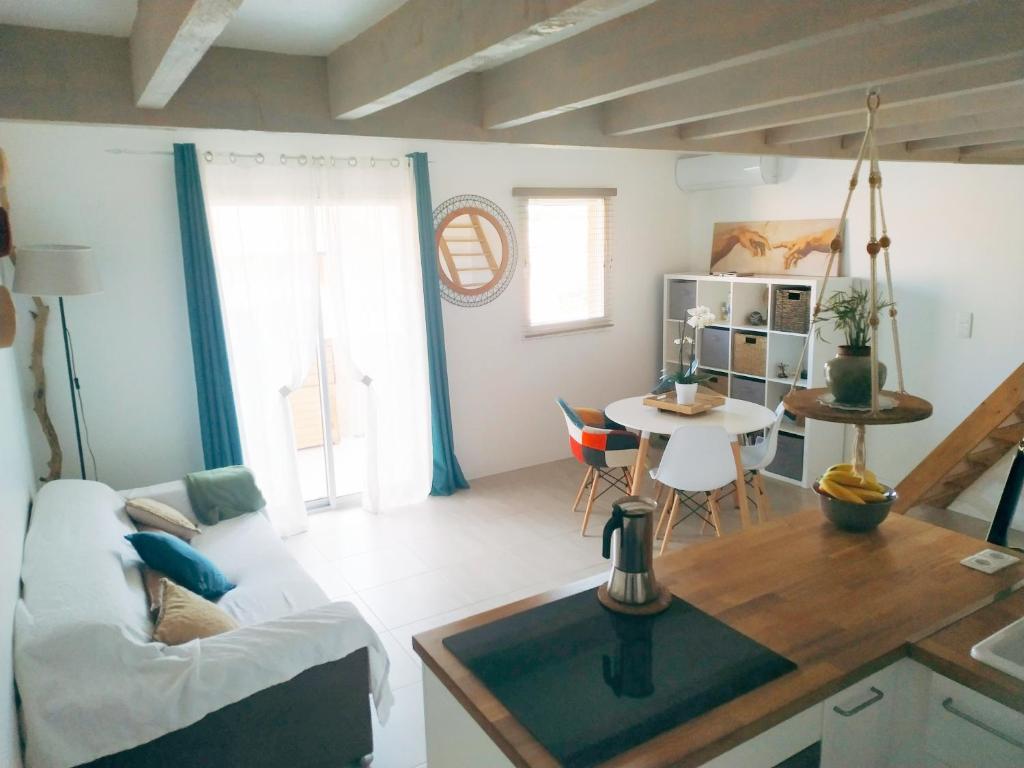 - un salon avec un canapé blanc et une table dans l'établissement Azzura, duplex lumineux accès direct à la plage, à Sainte-Maxime