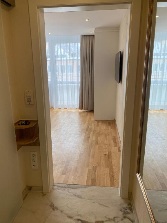 een gang met een deur die naar een woonkamer leidt bij Zum Franziskaner Dependance in Füssen