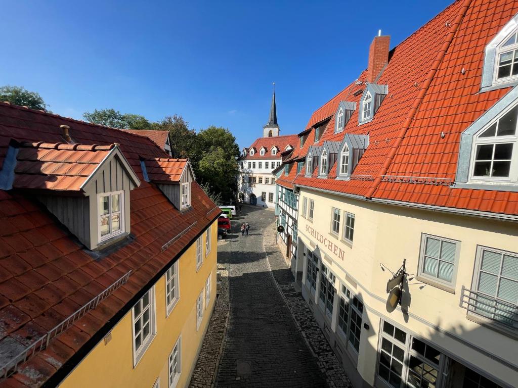 um grupo de edifícios com telhados vermelhos e uma rua em Ferienwohnung Augenblick - Stylisches Apartment in der besten Altstadtlage von Erfurt em Erfurt