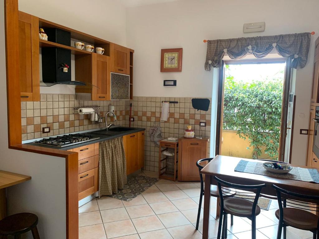 A kitchen or kitchenette at Casetta