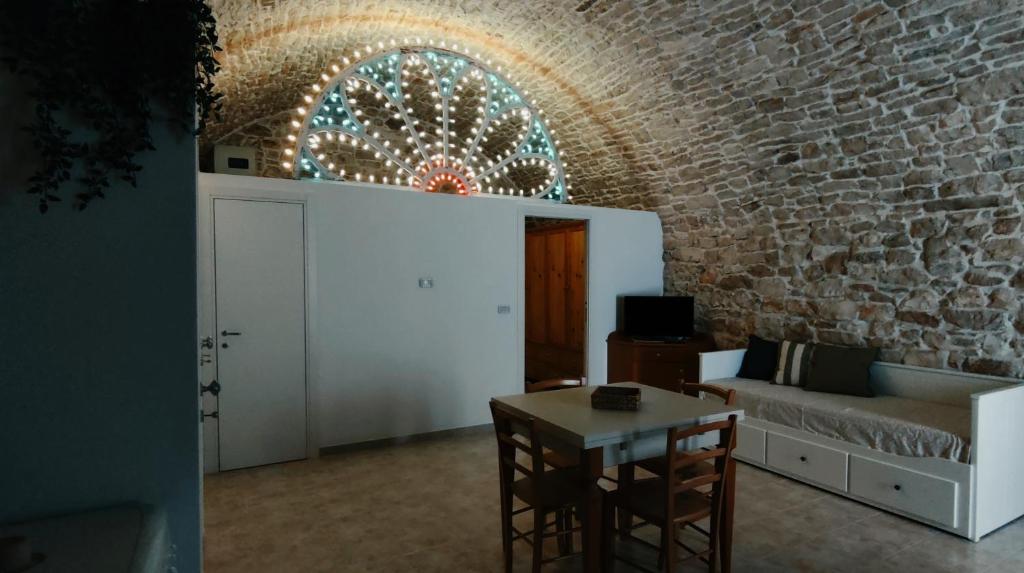 salon z kanapą i stołem w obiekcie PIETRAVIVA Housing w mieście Molfetta