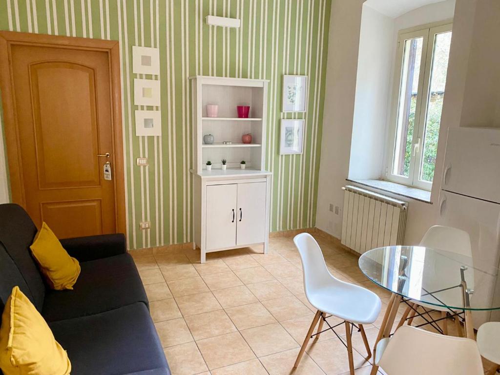een woonkamer met een bank en een tafel bij Rifugio della Cascata in Collestatte