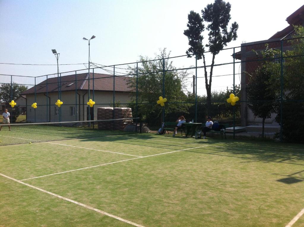 Tenis a/nebo squash v ubytování Hotel Doi Taurasi nebo okolí