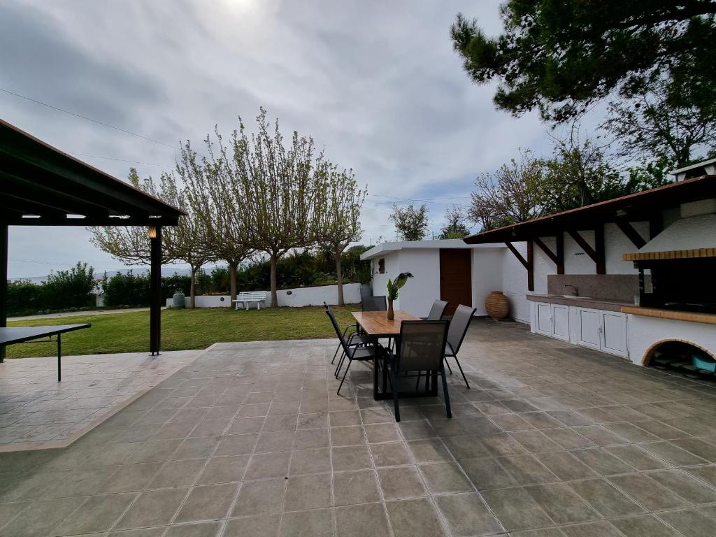 Patio alebo iná vonkajšia časť ubytovania Villa Dei Fiori Kiotari