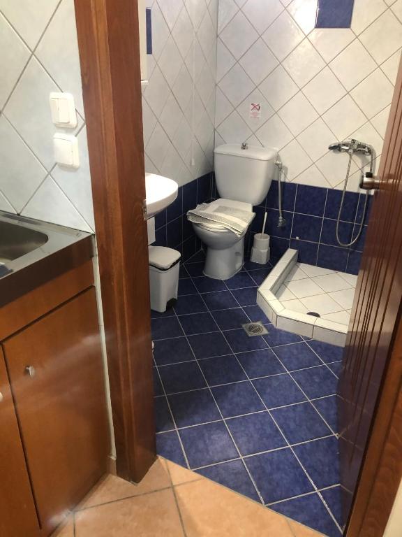A bathroom at Panos Studios