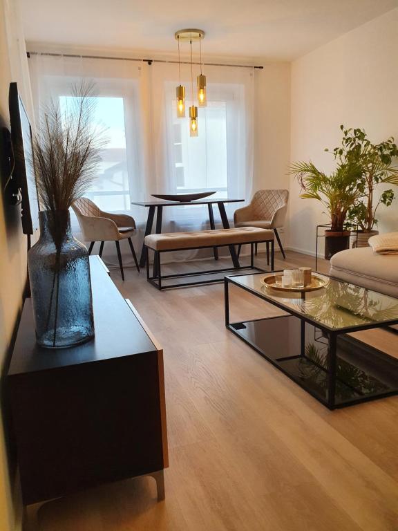 een woonkamer met een bank en een tafel bij Römerpark 2 Zi-Appartement in Lindau