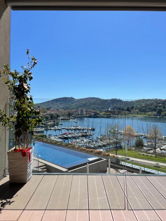 uma vista para uma marina a partir da varanda de uma casa em BrixHome em Laveno-Mombello