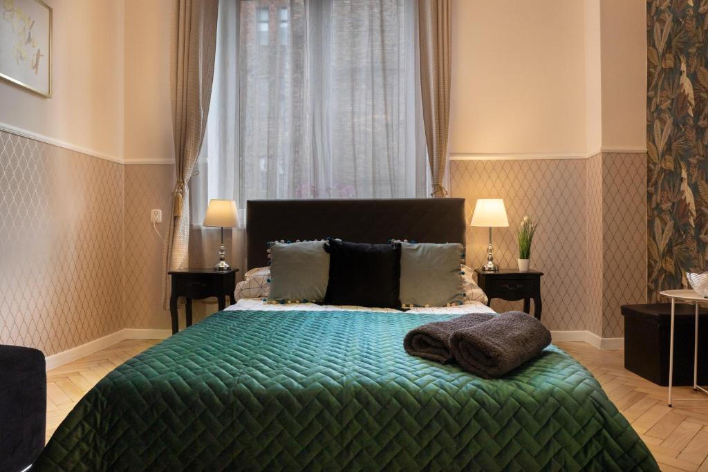 Łóżko lub łóżka w pokoju w obiekcie ClickTheFlat Aleje Jerozolimskie Center Apart Rooms