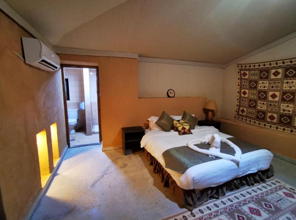 Postel nebo postele na pokoji v ubytování Sinam Desert Resort