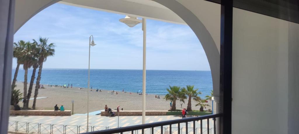 - Vistas a la playa desde un edificio en Al-Ándalus Suite Tropical en Almuñécar
