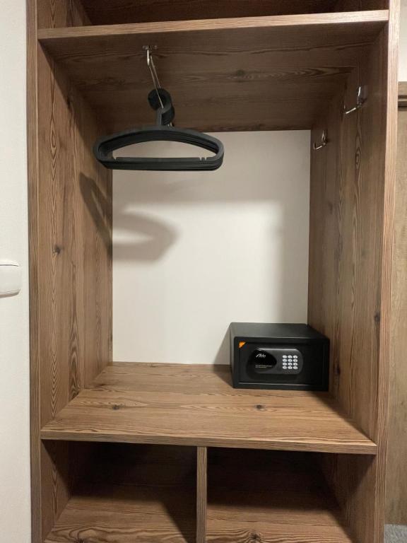 um armário de madeira com um rádio em Chata Omicron em Bítov