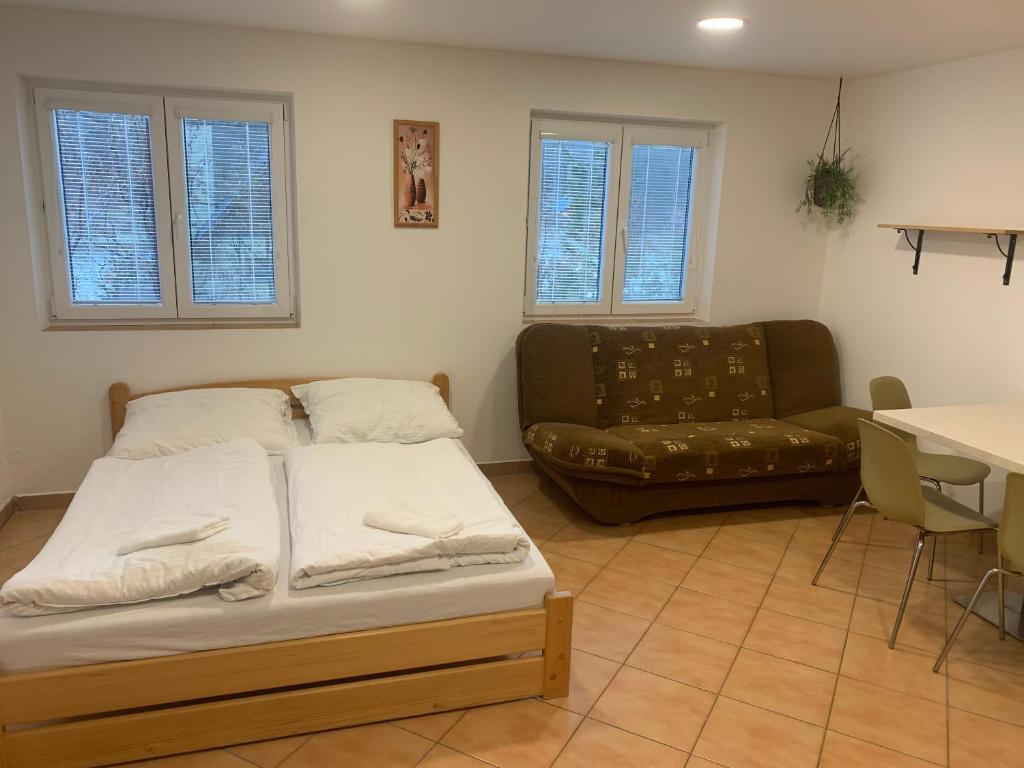 uma sala de estar com uma cama e um sofá em Chata Omicron em Bítov