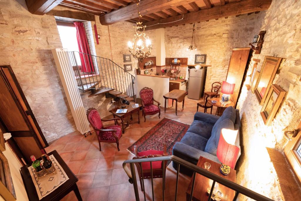 un grand salon avec un canapé bleu et des chaises dans l'établissement Degli Alessandri tower, à Sassoferrato