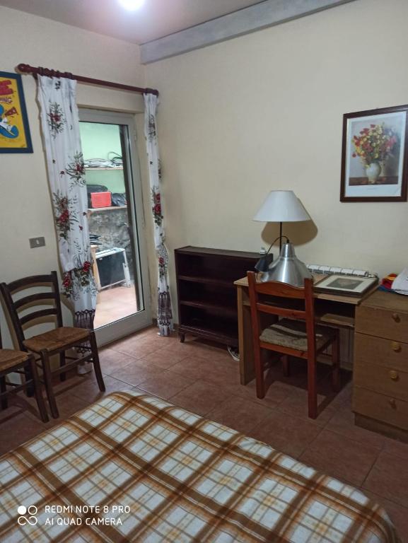 um quarto com uma secretária, uma mesa e cadeiras em Camera nella movida del Pigneto, Roma em Roma