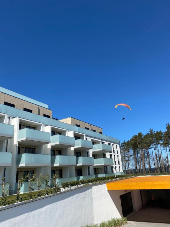apartamentowiec z latawcem na niebie w obiekcie Apartament BLUE Rewal w Rewalu