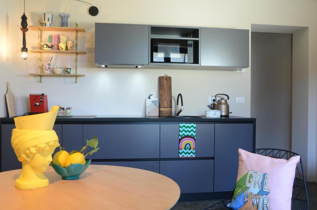 Een keuken of kitchenette bij Picobello Lago