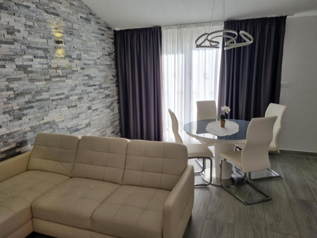 un soggiorno con divano e tavolo di Apartment Rosemary a Vela Luka (Vallegrande)