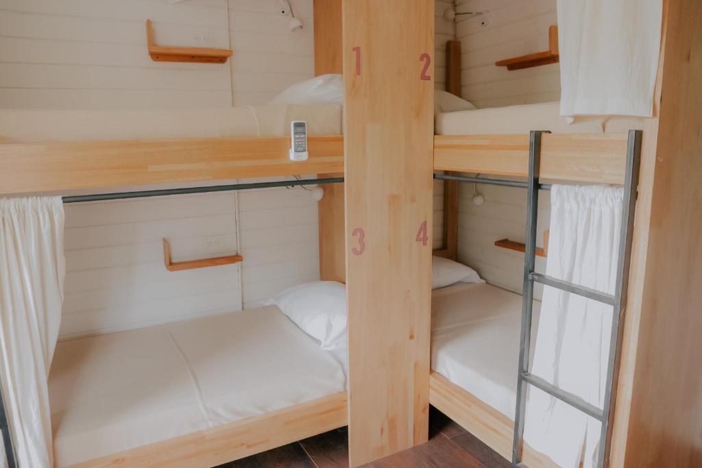 Una cama o camas en una habitación de INDÓMITO HOSTEL