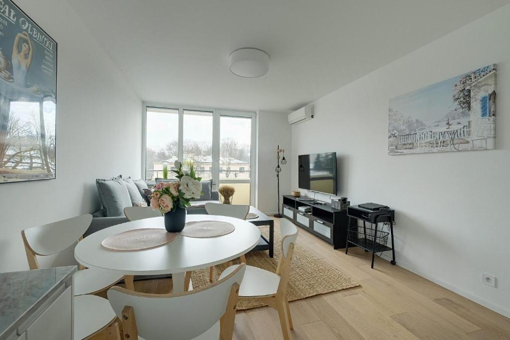 Televízia a/alebo spoločenská miestnosť v ubytovaní Luxurious 3BR APT Center