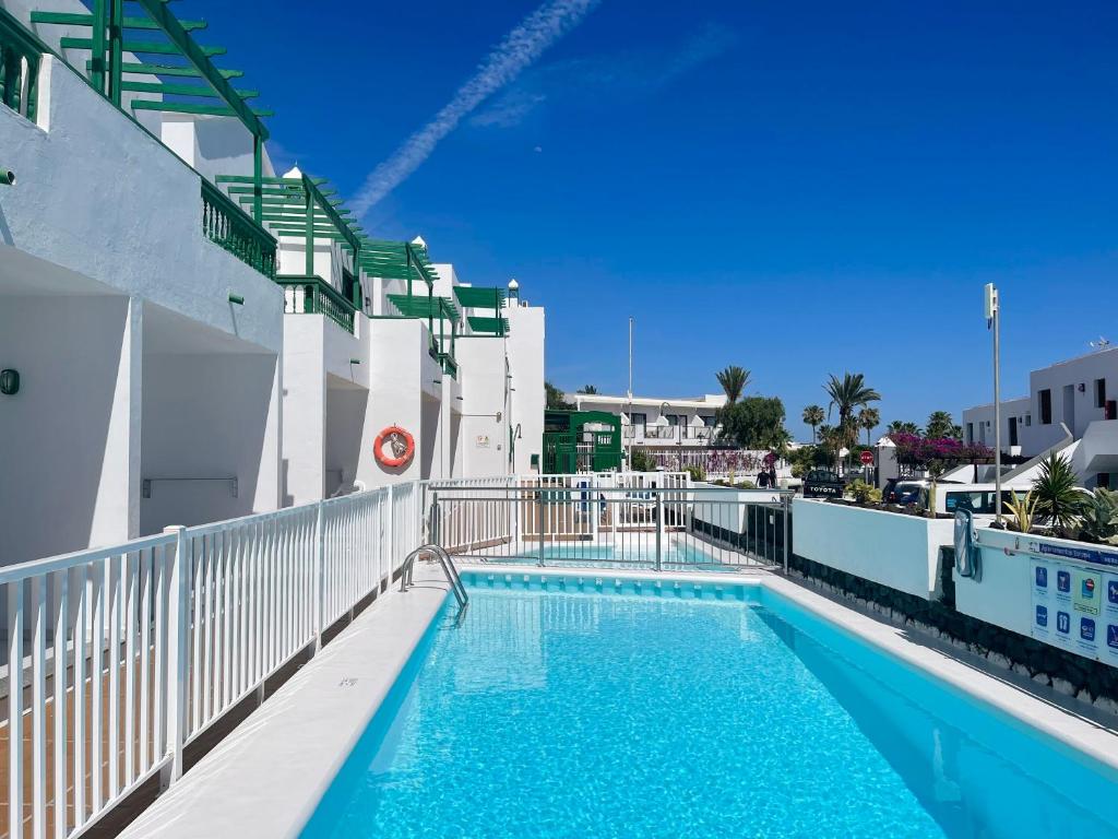 uma piscina ao lado de um edifício em -MONTORIAN Apartments -LANZAROTE em Tías