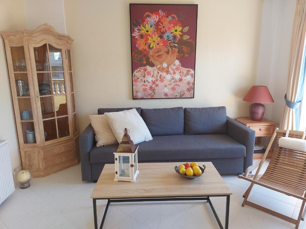 A seating area at Estupendo apartamento en primera línea de playa y con vistas al mar