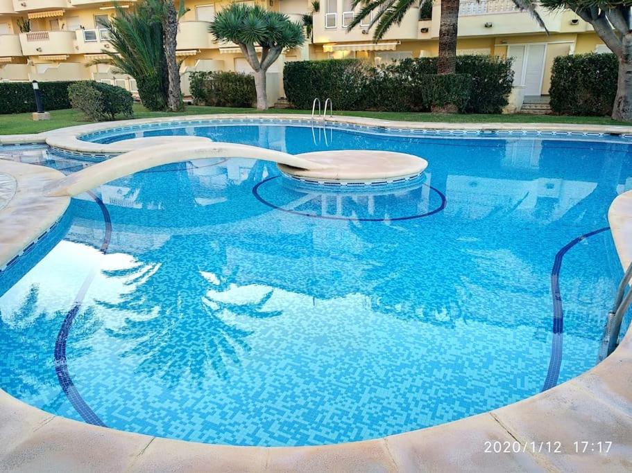 The swimming pool at or close to Estupendo apartamento en primera línea de playa y con vistas al mar