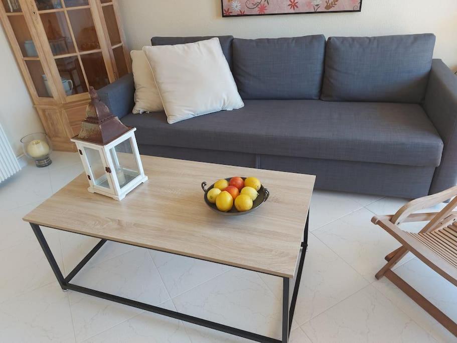 A seating area at Estupendo apartamento en primera línea de playa y con vistas al mar