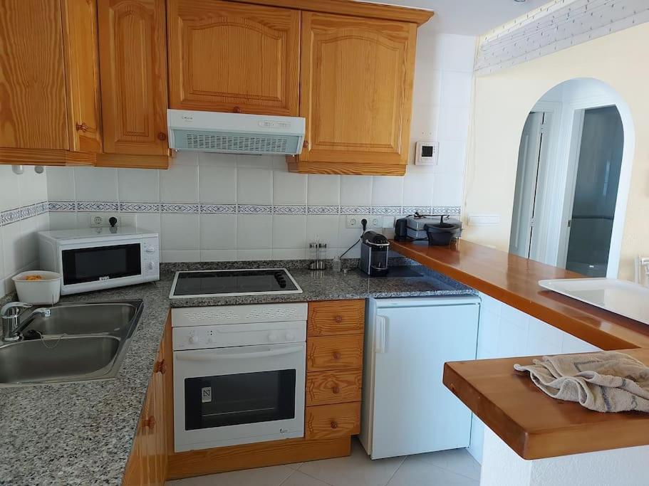 A kitchen or kitchenette at Estupendo apartamento en primera línea de playa y con vistas al mar