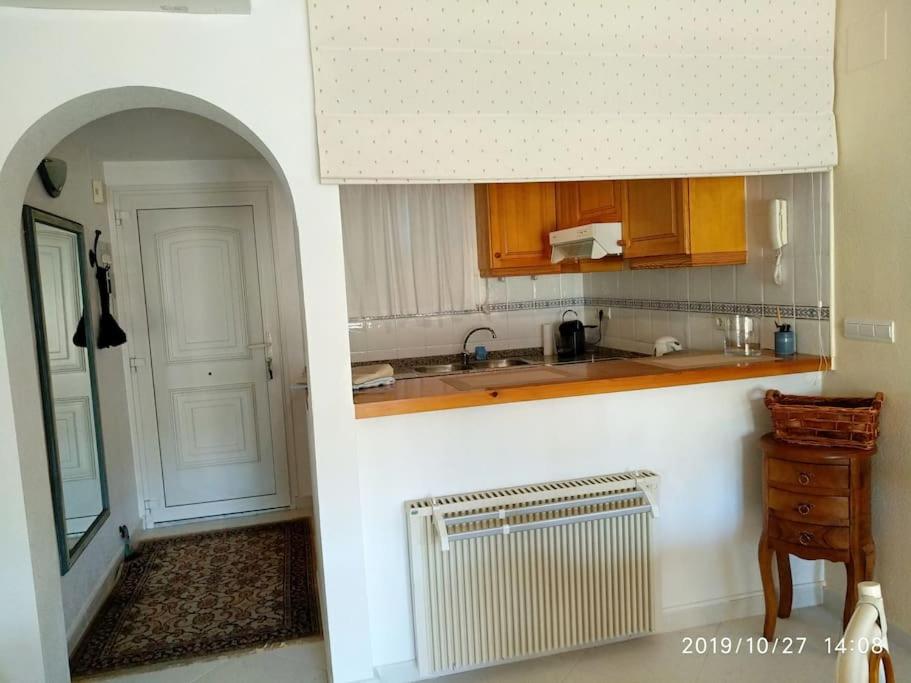 A kitchen or kitchenette at Estupendo apartamento en primera línea de playa y con vistas al mar
