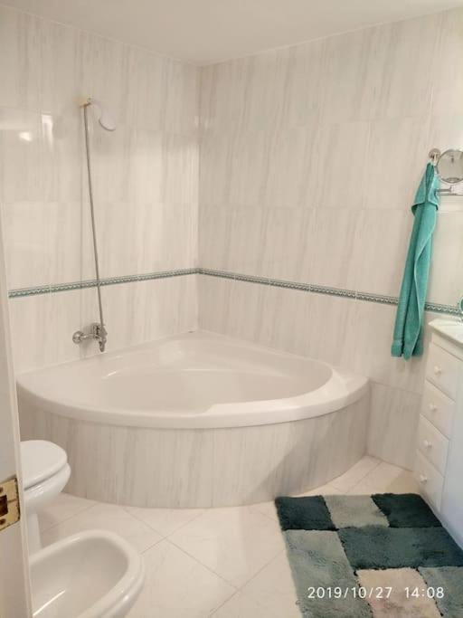 A bathroom at Estupendo apartamento en primera línea de playa y con vistas al mar