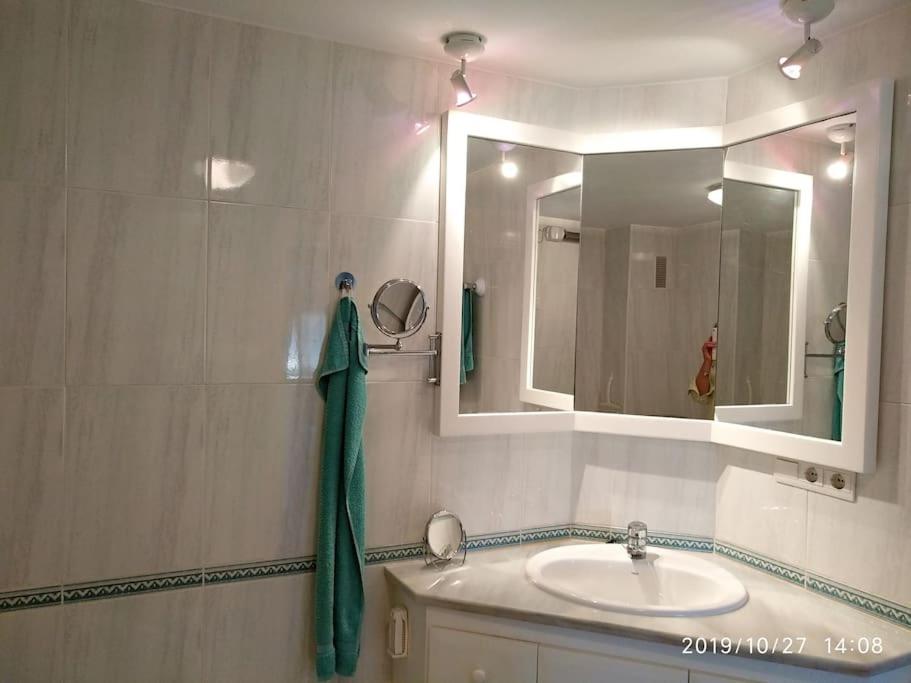 A bathroom at Estupendo apartamento en primera línea de playa y con vistas al mar